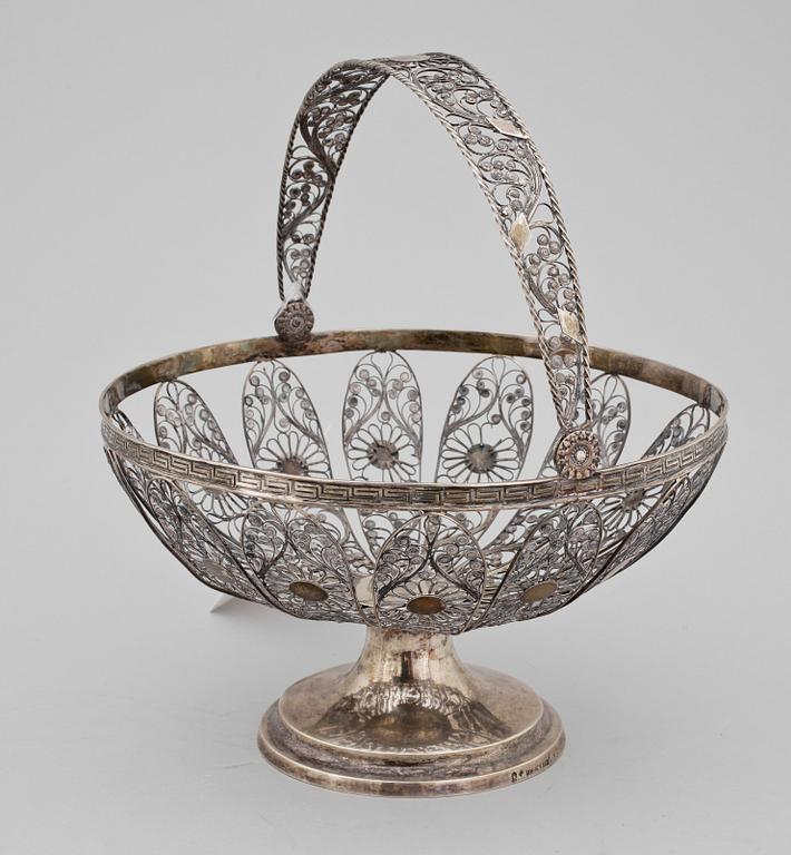 KORG PÅ FOT, silver, filigran, Petter Fredrik Sundberg, Karlskrona, 1826. Vikt 498g.