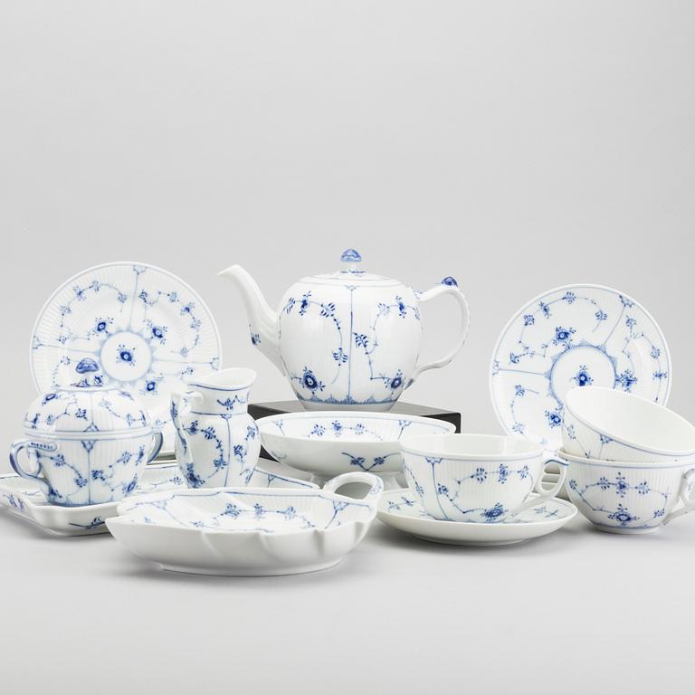 A DANISH PORCELAIN TEA SET, 22 pieces, "Musselmalet", Royal Copenhagen.