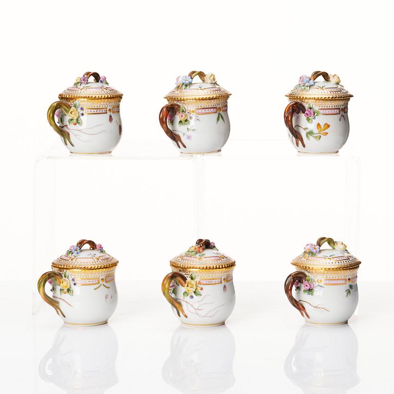 Cremekoppar med lock och fat, 12 stycken, porslin. Royal Copenhagen, "Flora Danica", Danmark, 1900-tal.