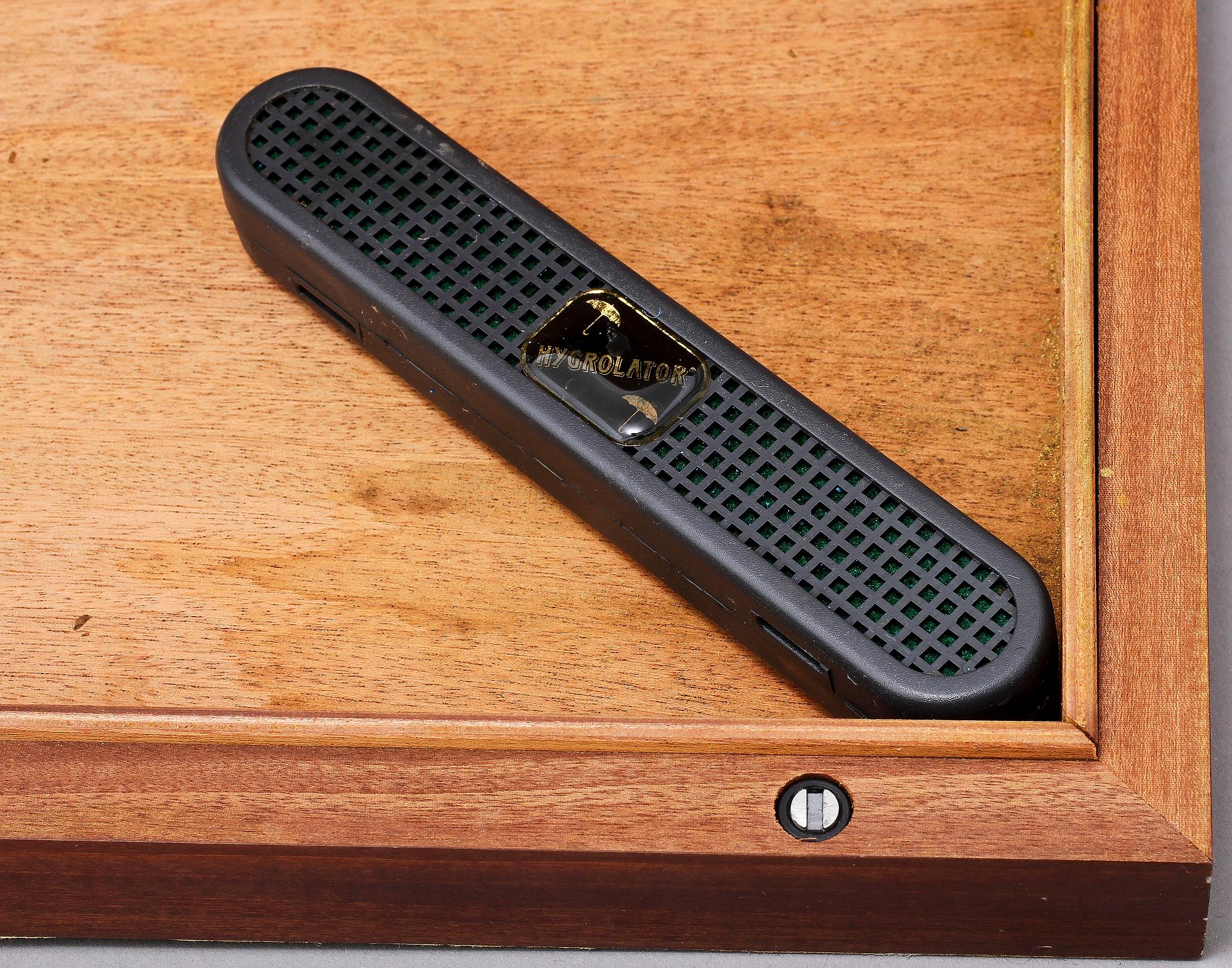 HUMIDORER, 2 st, plexiglas samt trä, Davidoff samt Brebbtra, 1900-tal.