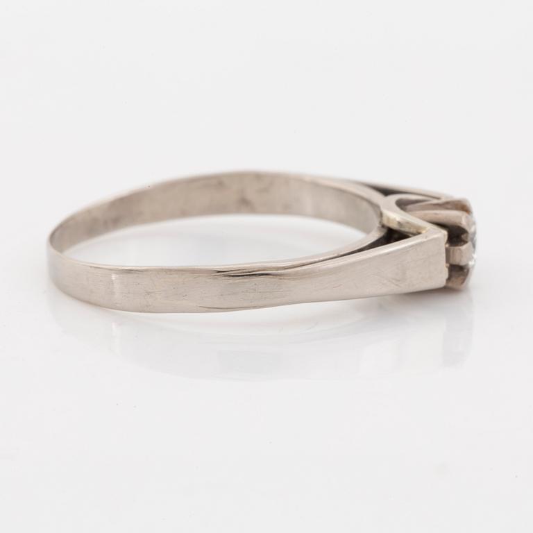 Ring, 18K vitguld med briljantslipad diamant.