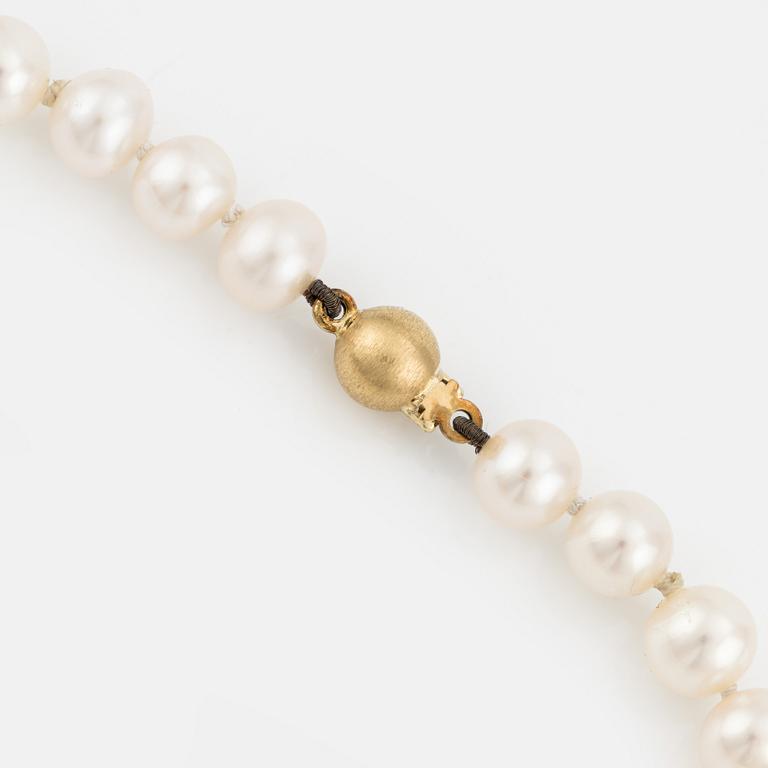 Pearl necklace, cultured pearls, 18K gold clasp.