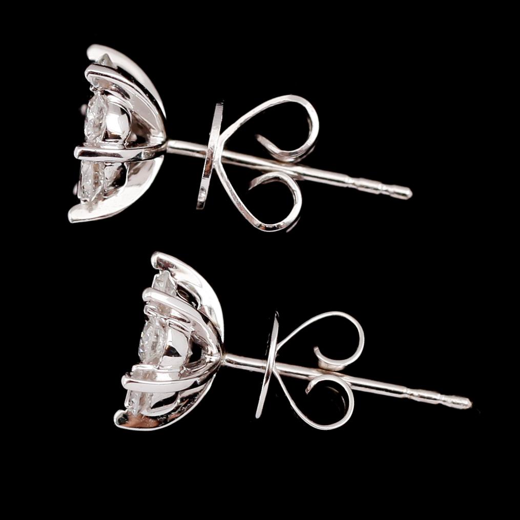 ÖRHÄNGEN, 1 par, 18 k vitguld, briljantslipade diamanter tot ca 1.06 ct.