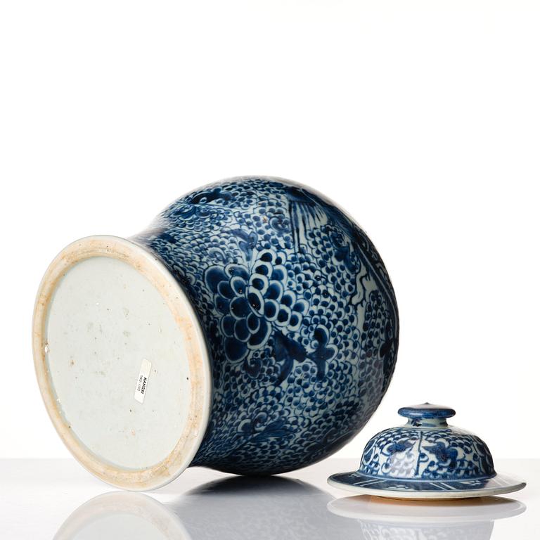 A blue and white phoneix jar with cover, Qing dynasty, 18th Century.