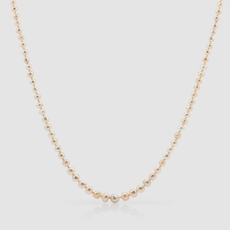 A semi-baroque natural pearl necklace. Ø 3.5 - 6 mm.