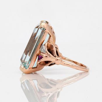RING med akvamarin ca 36.00 ct, rubiner och diamanter.