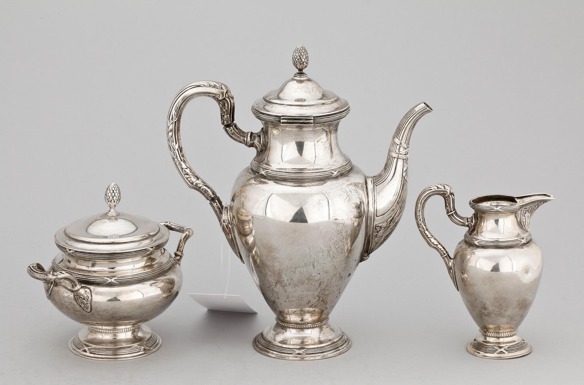 KAFFESERVIS, 3 delar. Silver, C.G. Hallberg, Stockholm 1907. Sengustaviansk stil. Totalvikt ca 1100 gram.