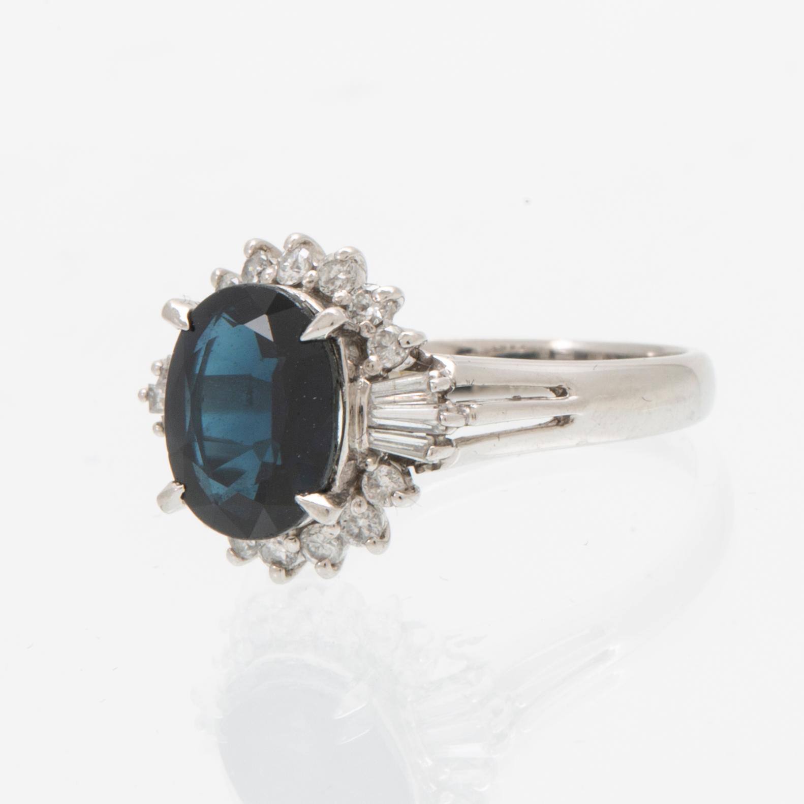 Ring, Platinum 850 med briljant och baguettslipade diamanter samt oval fasetterad safir.