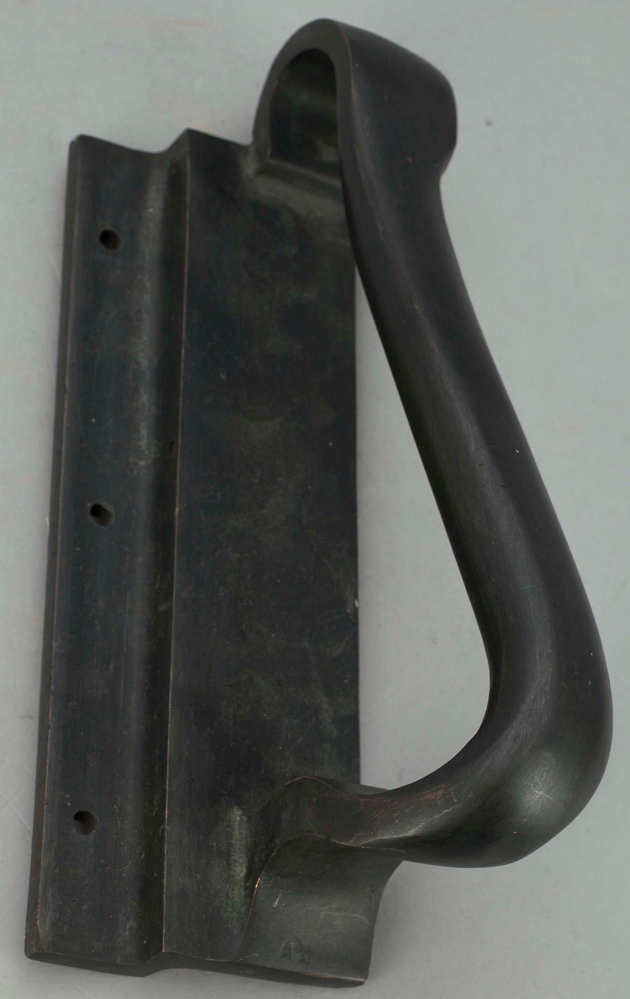 DÖRRHANDTAG, 3 st, brons, bl.a. Alvar Aalto.