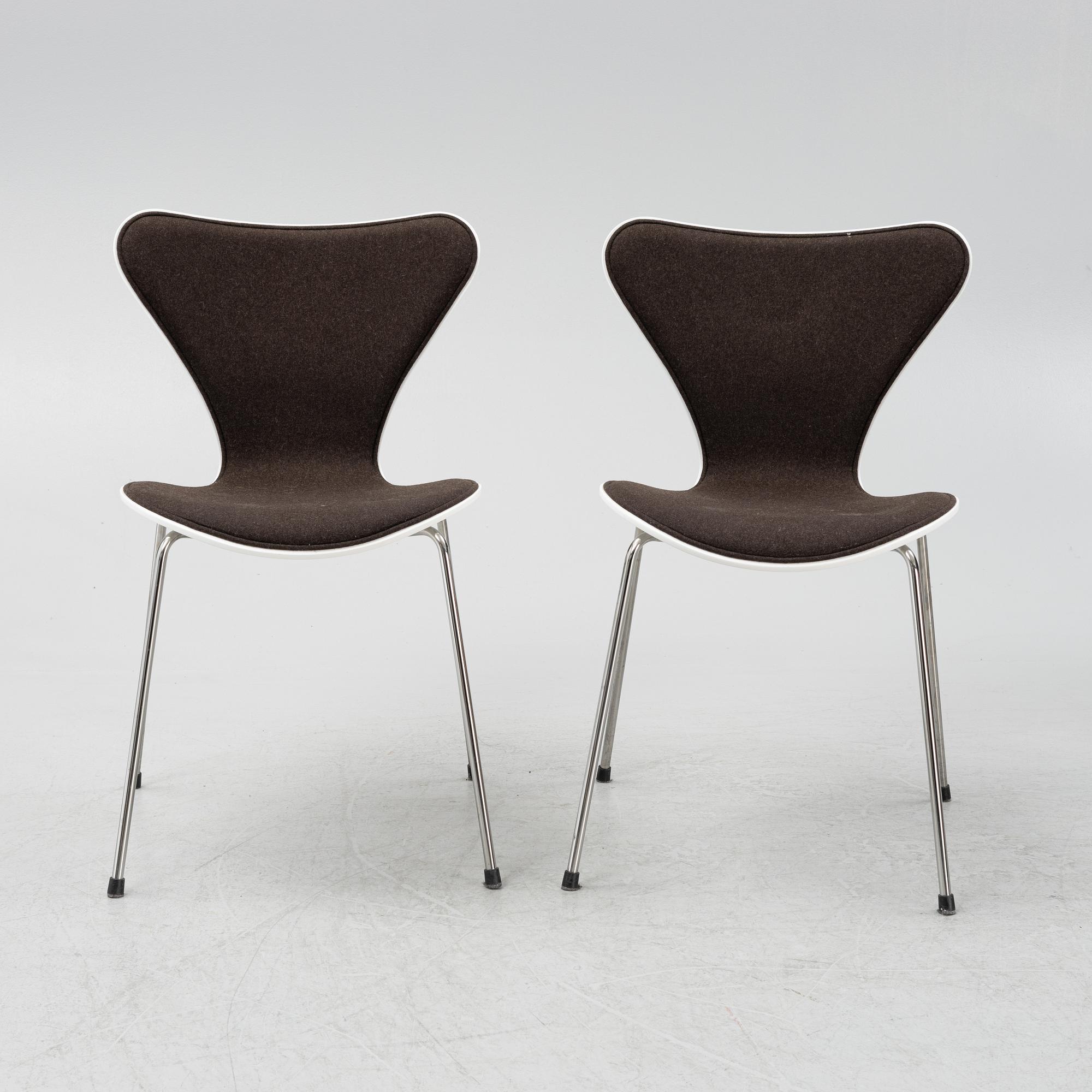 Arne Jacobsen, a set of five 'Series 7' chairs, Fritz Hansen 2013.