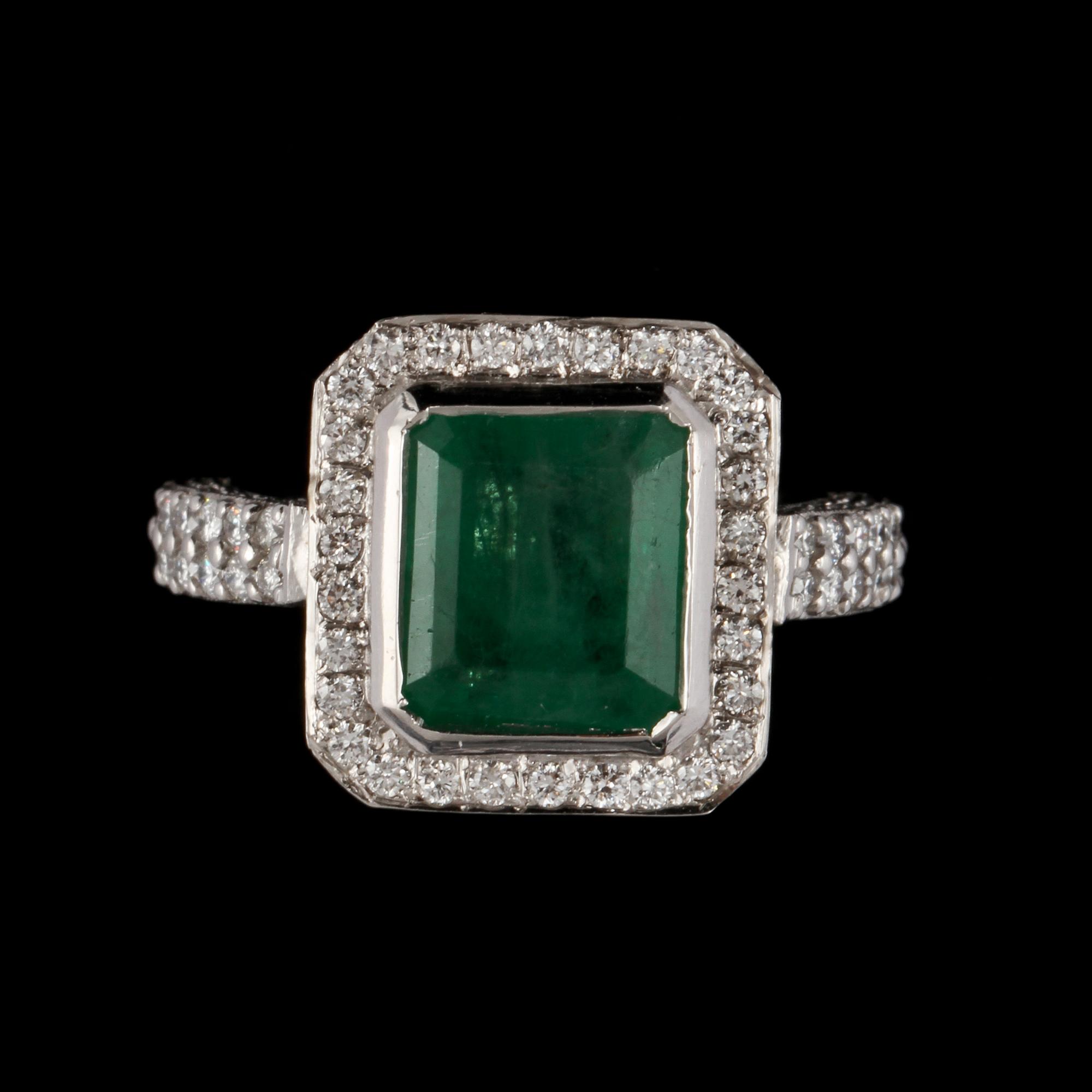 RING, 18k vitguld med smaragdslipad smaragd samt briljanslipade diamanter. Vikt 7 g.