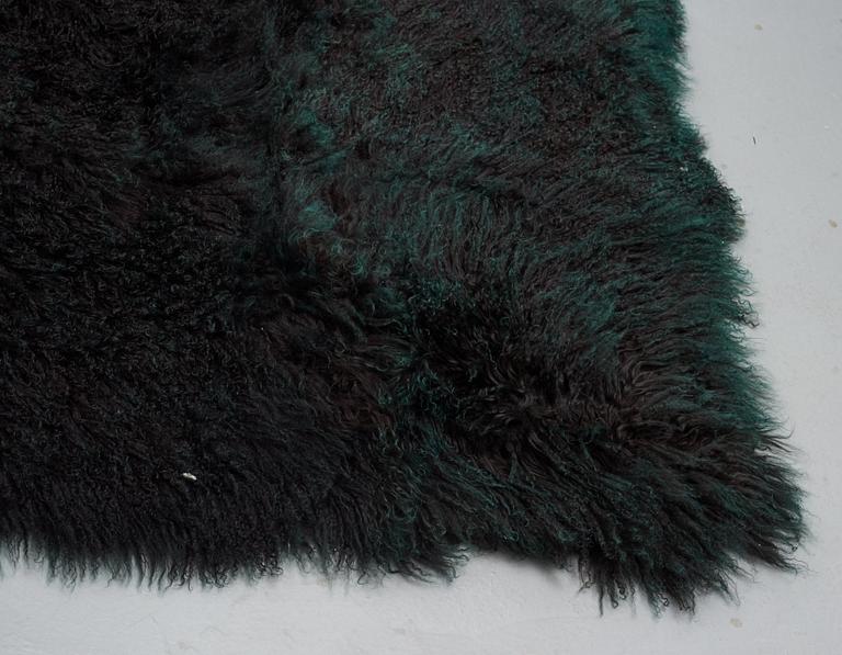 Matto, sheepskins, black dark brown green melange, ca 547 x 492-498 cm.