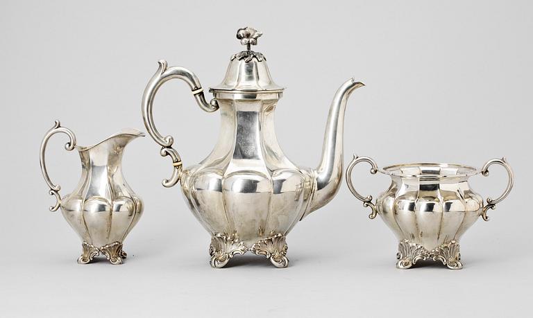 KAFFESERVIS, 3 delar, silver, rokokostil, CG Hallberg Stockholm 1917. Tot vikt ca 1260 gram.
