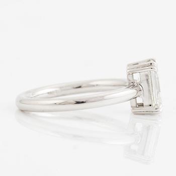 Ring 18K vitguld med en smaragdslipad diamant.