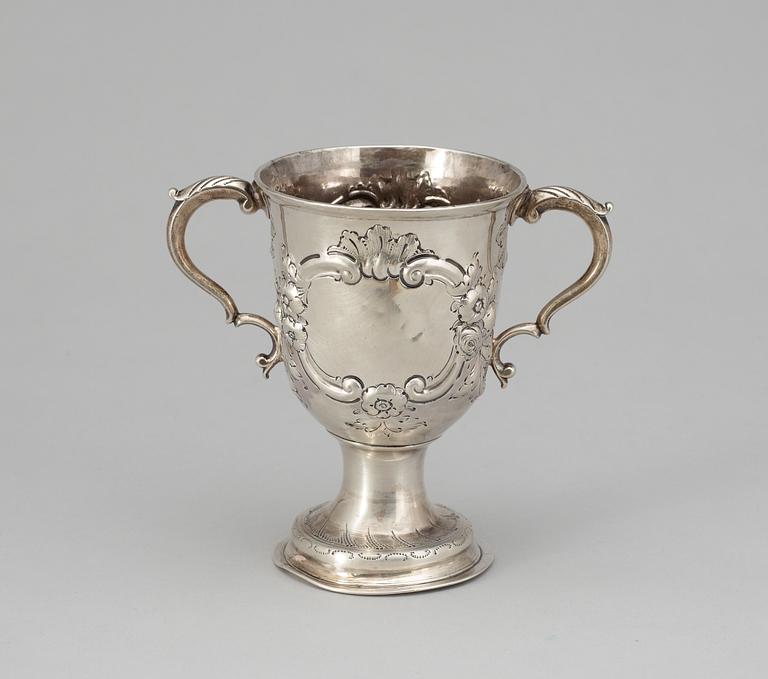 POKAL med hänklar, silver. W&R Peaston, London 1771.
