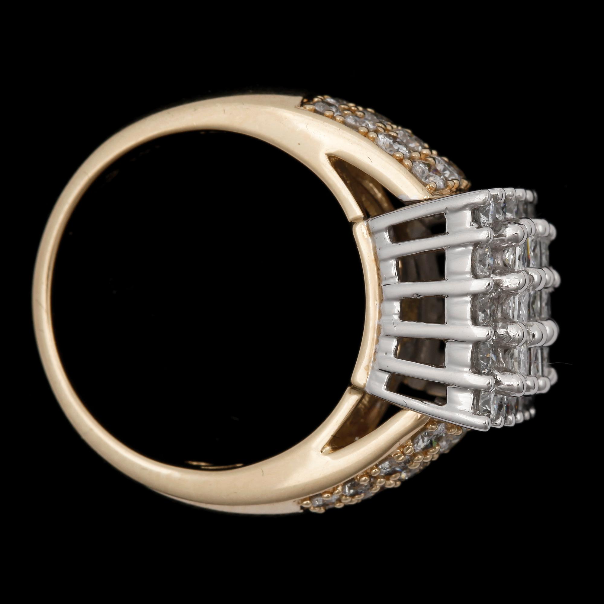 RING, 14k guld med princess-, baguett- och briljantslipade diamanter totalt ca 2.20 ct, 2000-tal. Vikt 8 g.