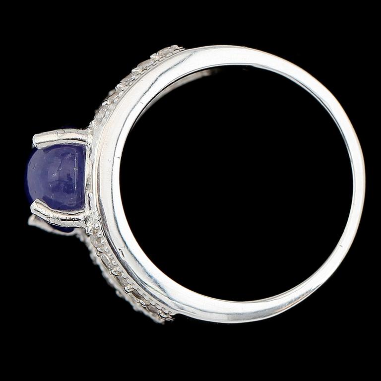 RING, sterlingsilver, vita safirer tot ca 0.46 ct, blå tanzanit ca 3.95 ct.