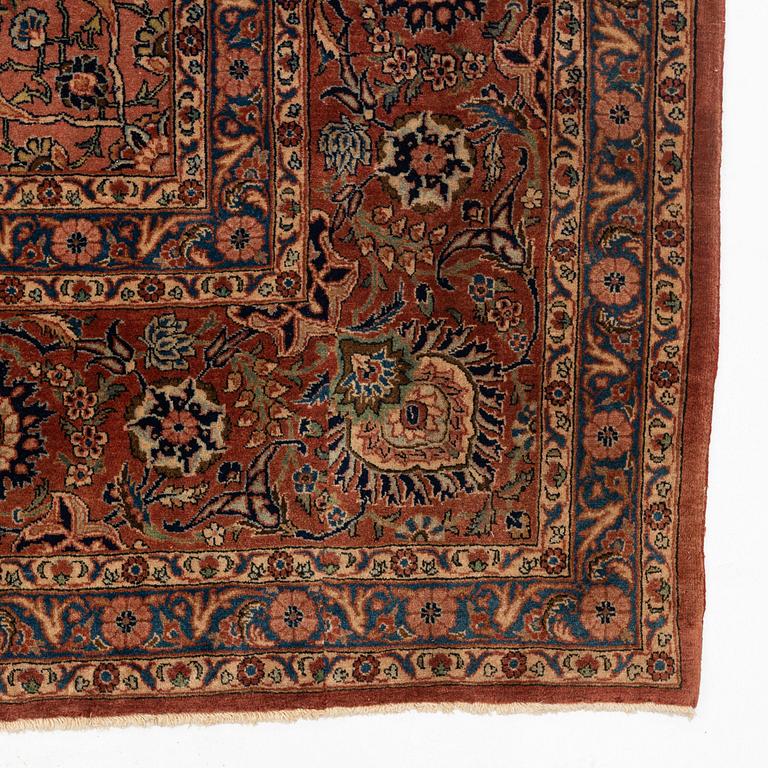 A semi-antique Kashan carpet, ca 426 x 305 cm.