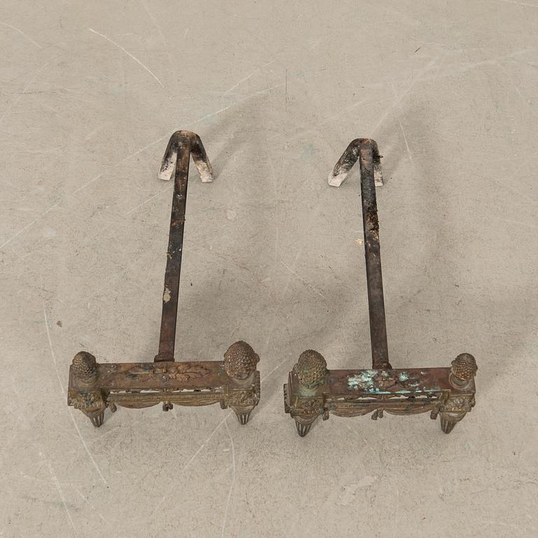 Eldhundar, ett par, sengustaviansk stil.