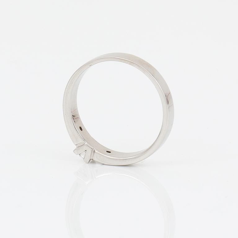 RING, 14K vitguld med briljantslipad diamant ca 0,12 ct och två briljantslipade diamantet tot ca 0,08 ct. Vikt 3, 43 g.