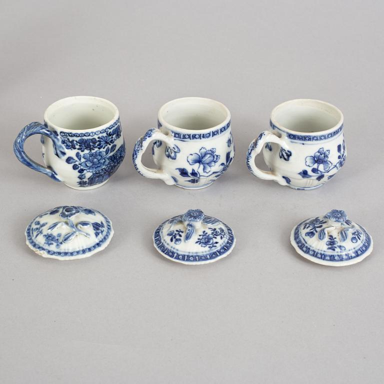 A blue and white tea caddy and 3 blue and white custard cups with covers, Qing dynasty, Qianlong (1736-95).