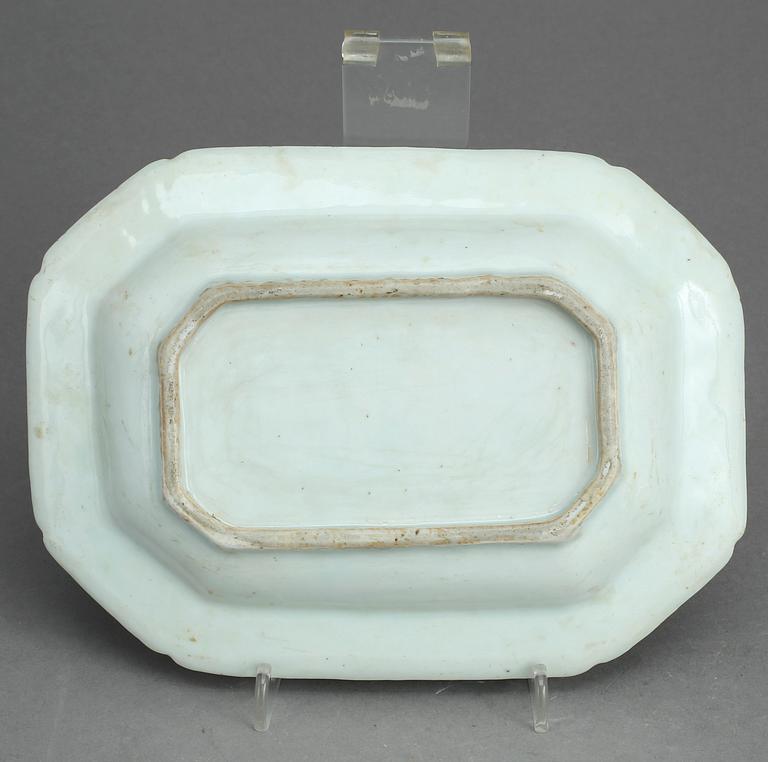 STEKFAT, porslin, Kina, Qianlong (1736-95).