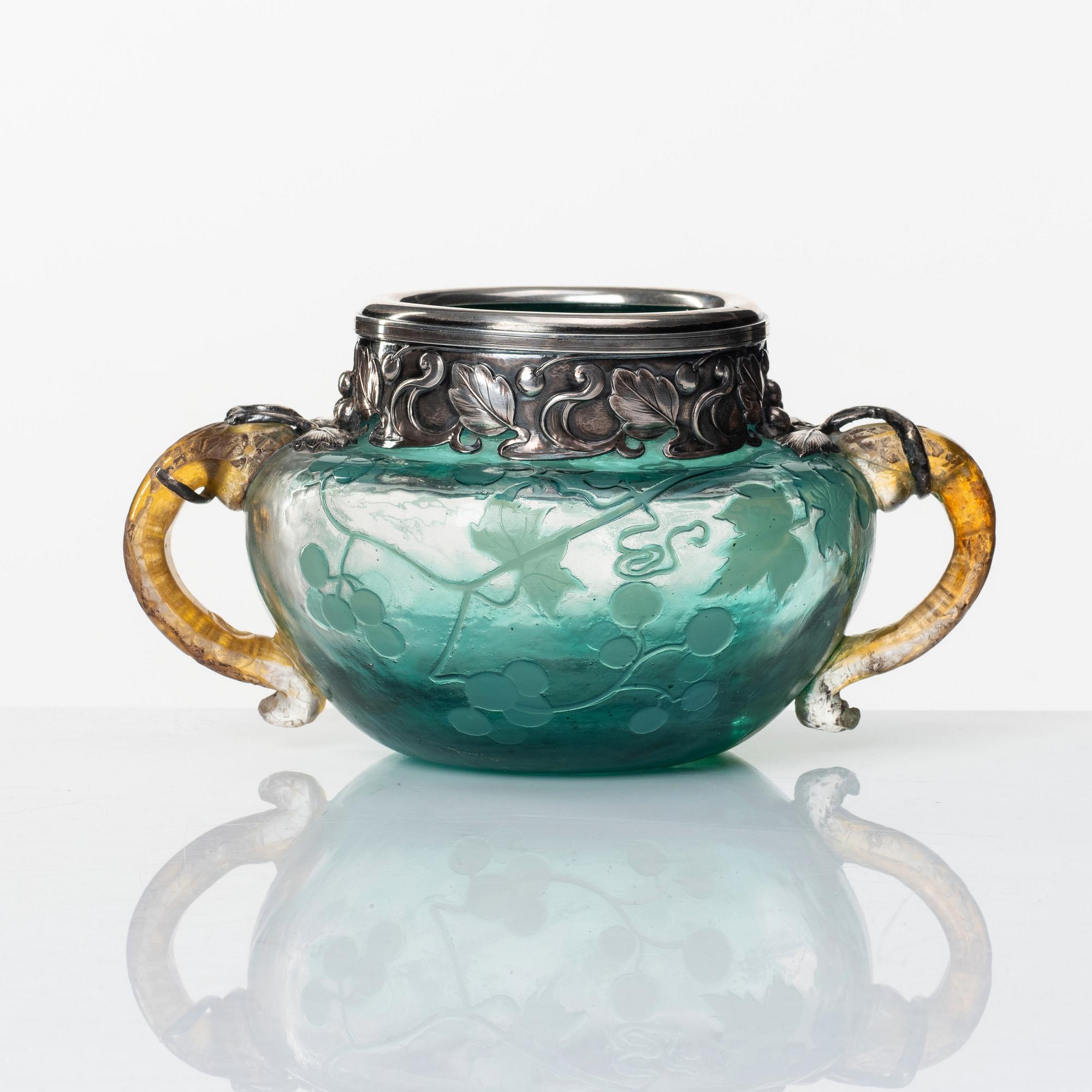 Emile Gallé, skål, Nancy, Frankrike, med silverfattning av Ovchinnikov, Moskva, Art Nouveau.