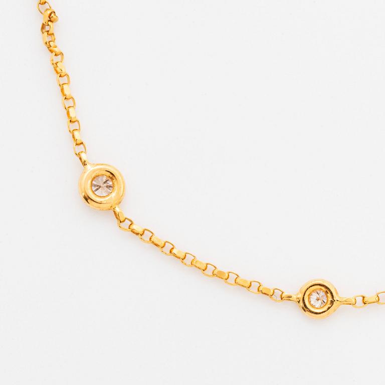 Collier 18K guld med runda briljantslipade diamanter.