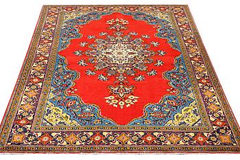 A Sarouk carpet, a. 323 x 217 cm.