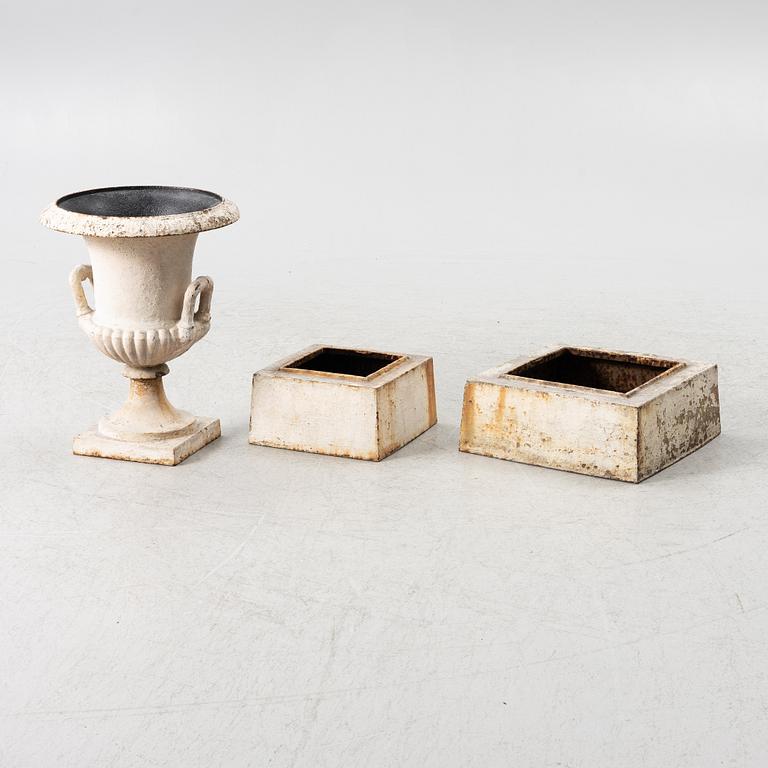 Trädgårdsurna på sockel, 1900-tal.