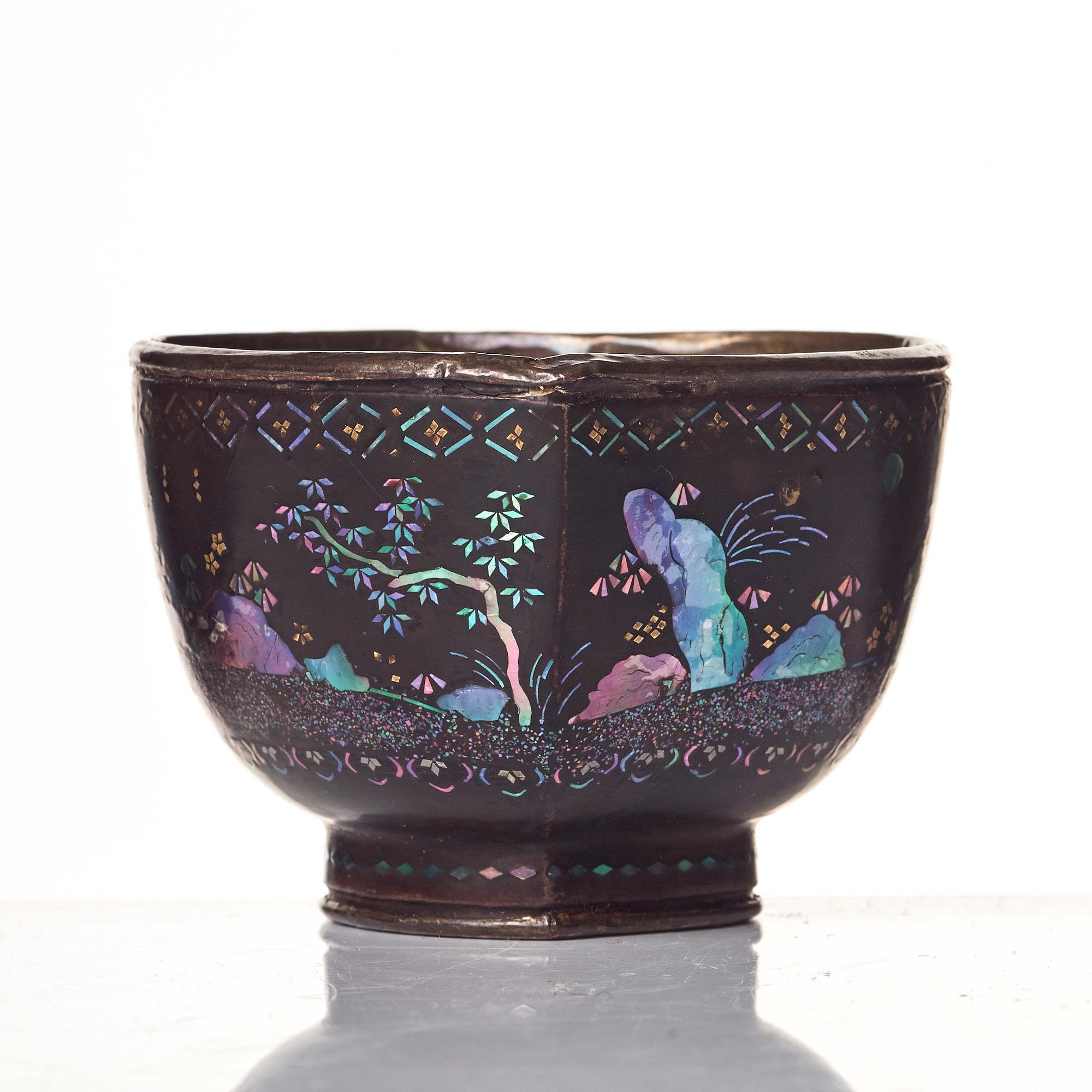 A peach shaped lacque burgaute bowl, 18th Century.