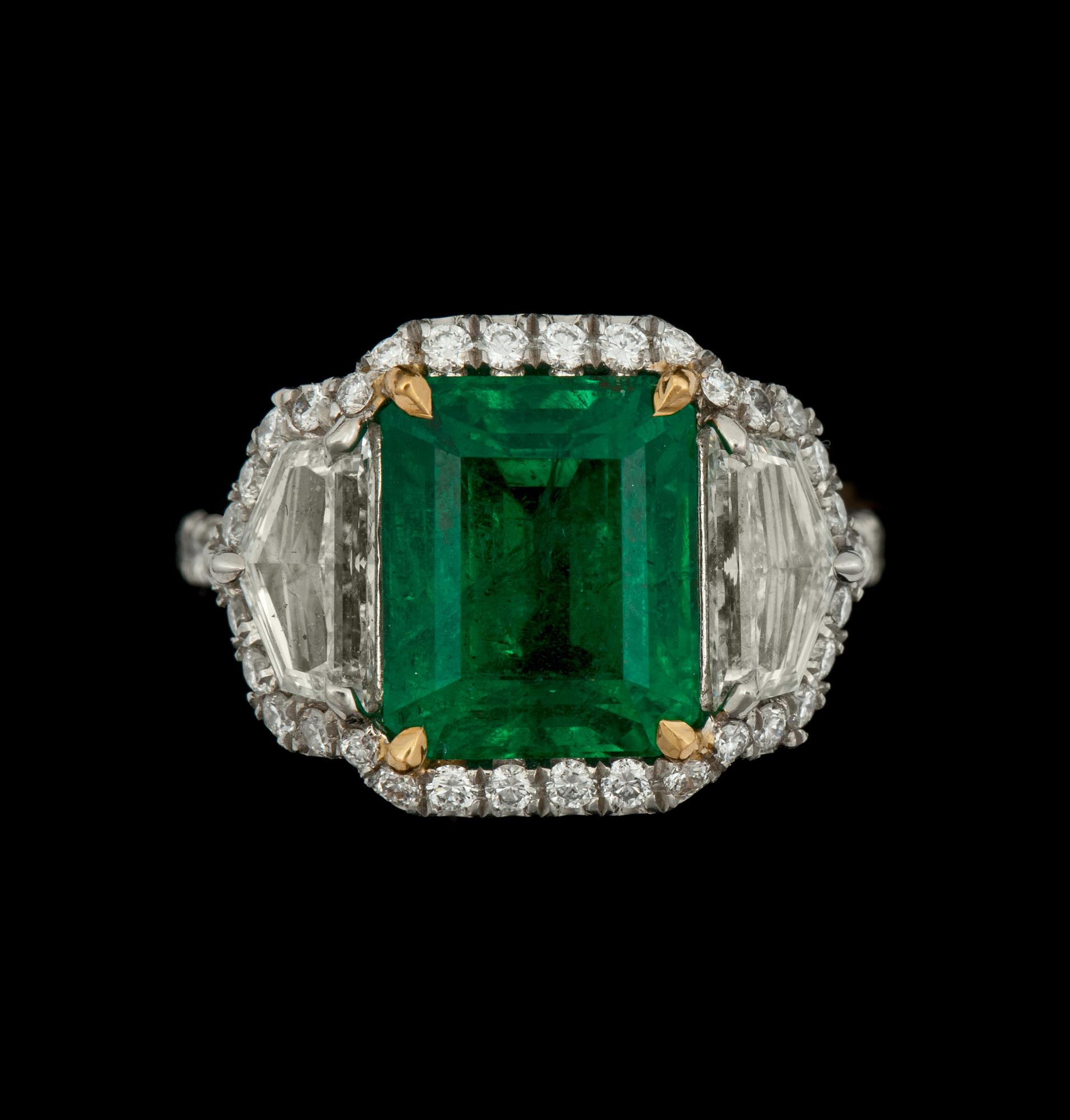 RING med smaragdslipad smaragd 5.50 ct (Zambia) Sidostenar totalt 2.35 ct.