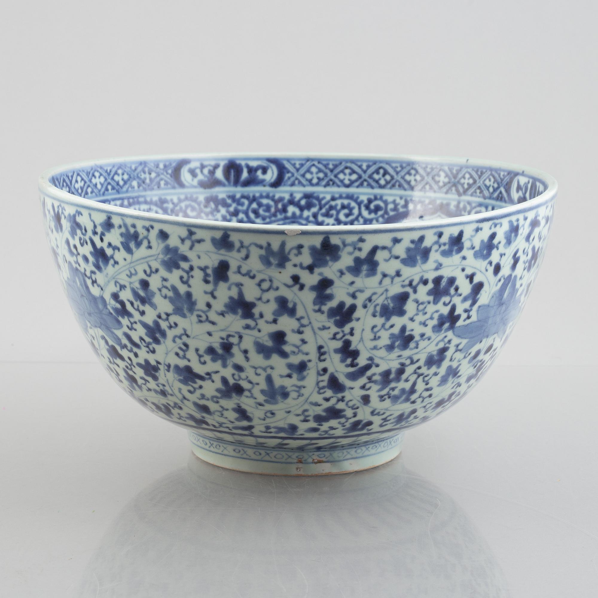 Skålar, två stycken, samt fat, porslin. Japan, Meiji (1898-1912).