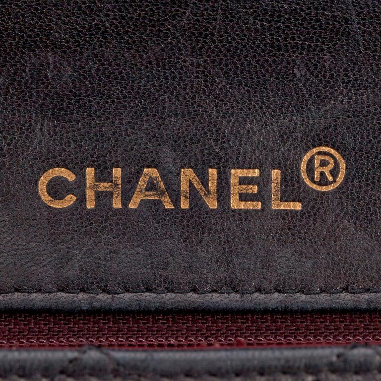 CHANEL, a quilted black leather shoulderbag.