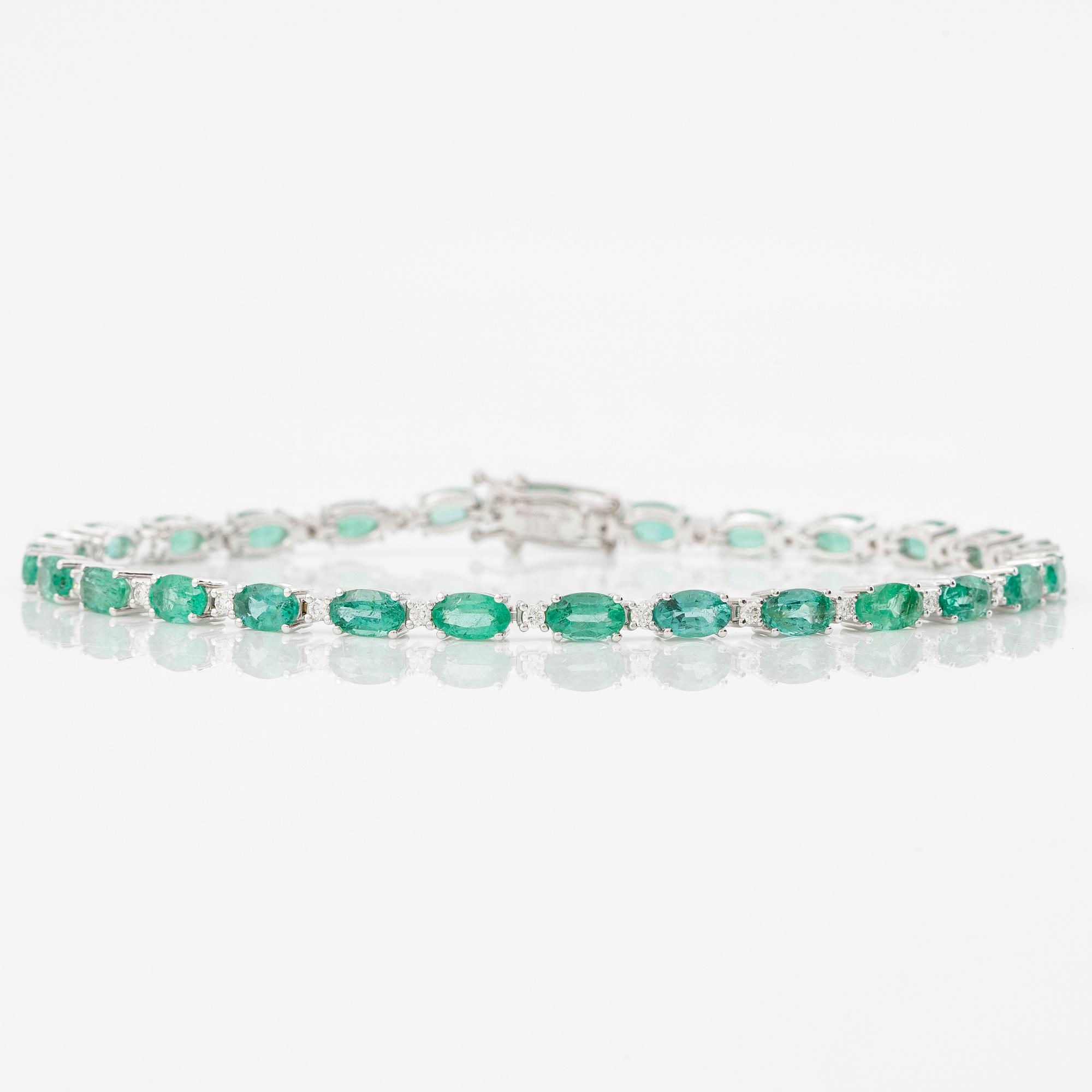 Bracelet 18K white gold with emeralds and brilliant-cut diamonds.