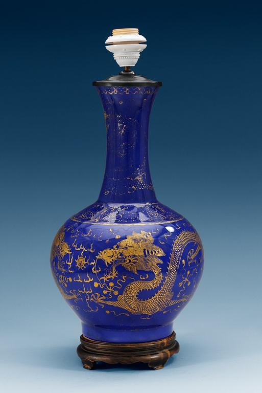 A blue vase decorated with dragons, Qing dynasty (1644-1912).