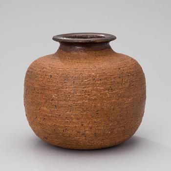 ANNIKKI HOVISAARI, A CERAMIC VASE. Signed AH, Arabia.