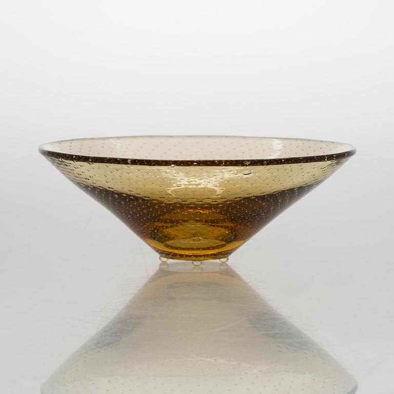 Gunnel Nyman, A glass bowl, model 'GN 11', signed G. Nyman Nuutajärvi Notsjö. Unclear dating.