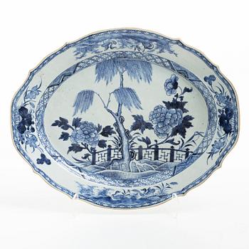 A blue and white serving dish, Qing dynasty, Qianlong (1736-95).