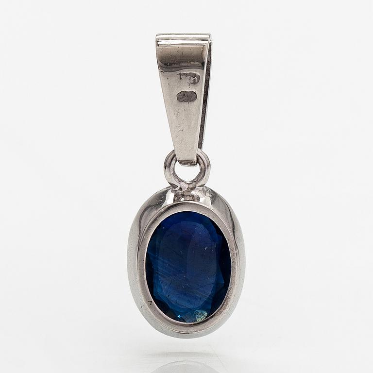 A 14K white gold pendant with a ca. 2.87 ct sapphire.