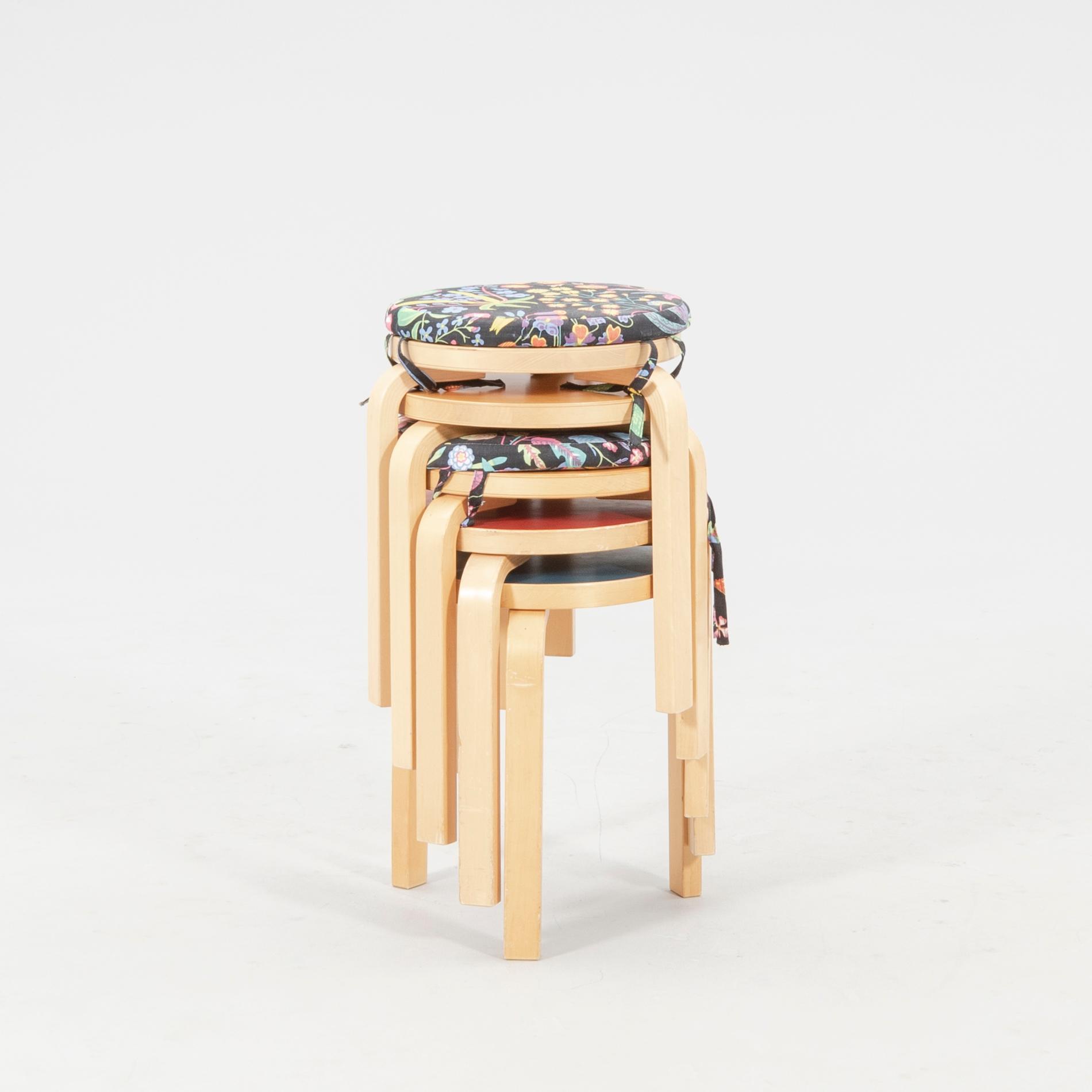 Alvar Aalto, pallar 5 st modell 60, Artek Finland 1900-talet senare del.