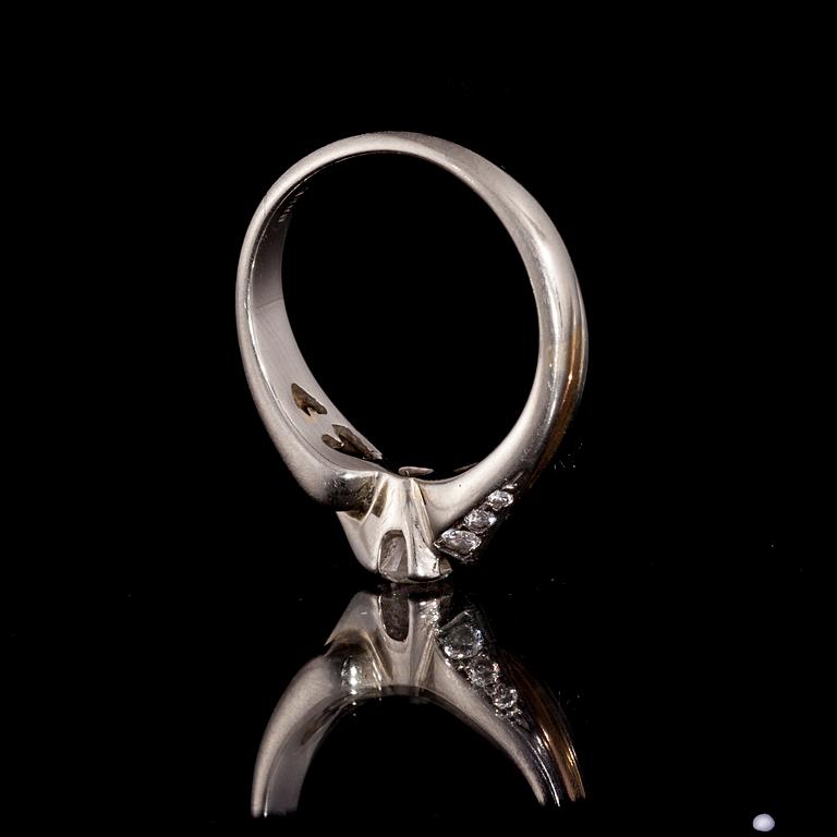 RING, 18K vitt och gult guld, briljantslipade diamanter. Malmin korupaja 2000. Vikt ca 5,4 g.
