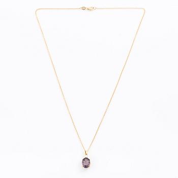 Necklace 18K gold with purple tourmaline and brilliant-cut diamond.