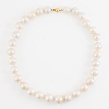 Collier med odlade sötvattenspärlor, lås 18K guld.