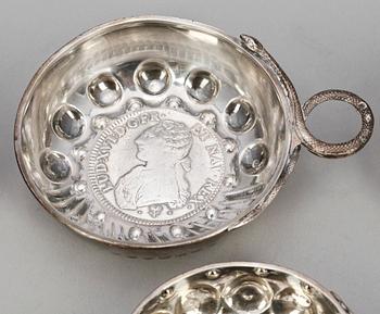 VINPRÖVNINGSKOPPAR, 3 st, silver, trol 1700-tal. Vikt ca 171 g.