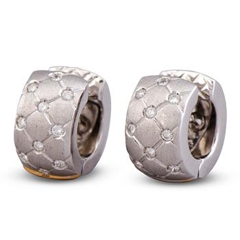 142. A PAIR OF EARRINGS, brilliant cut diamonds, 18K white gold. Italy.