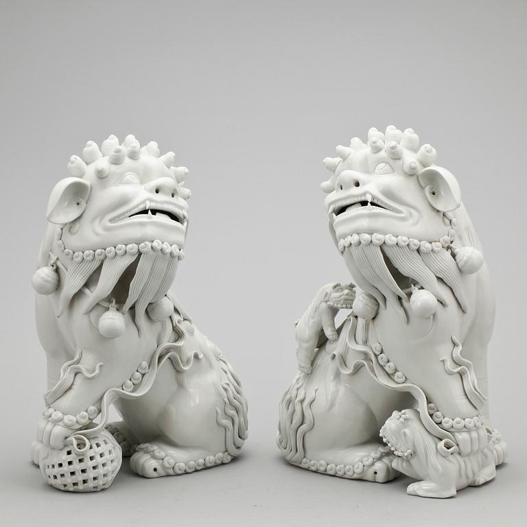 FIGURINER, ett par, blanc de chine. Kina, 1900/2000-tal.