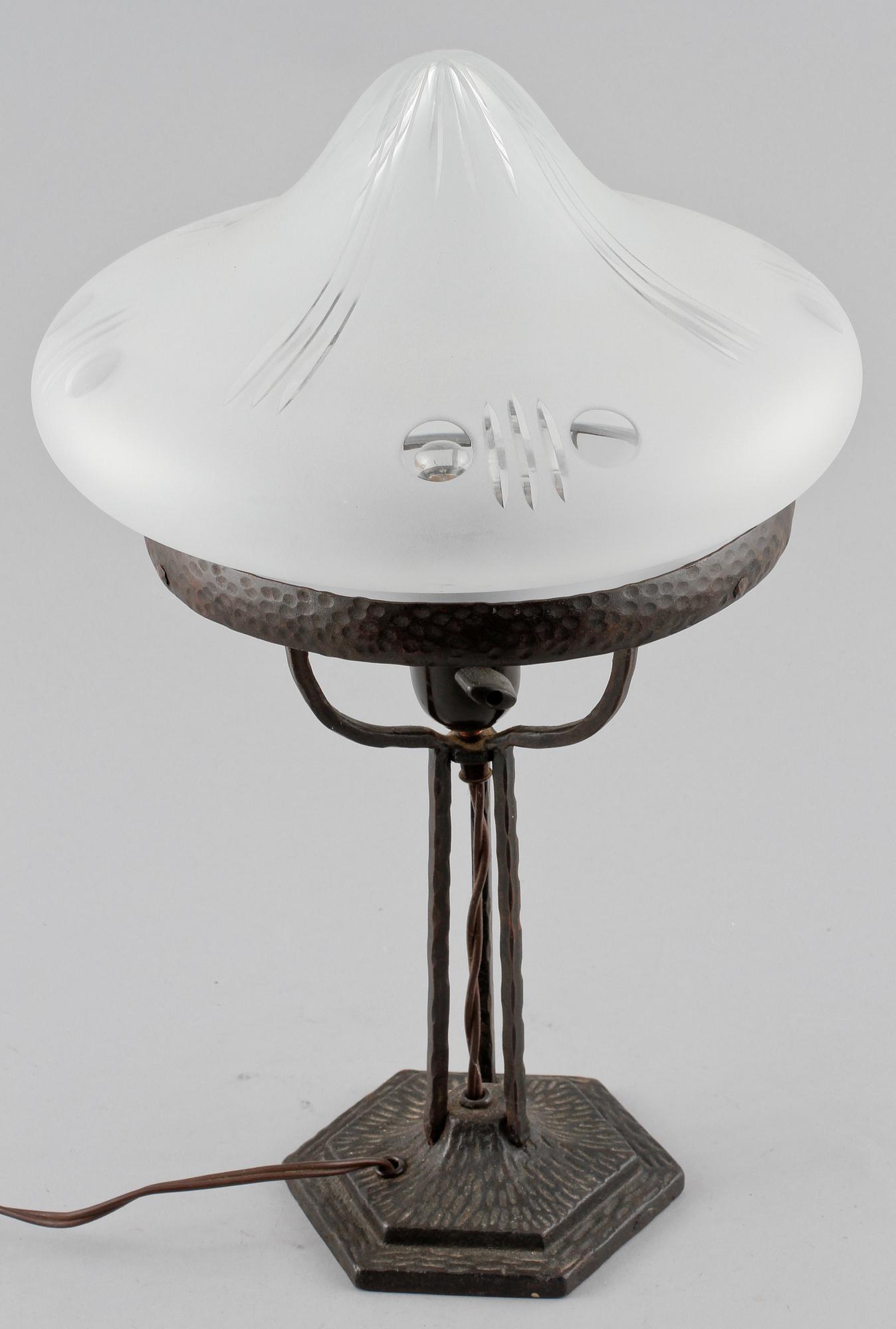 BORDSLAMPA, jugend, 1900-talets första hälft.