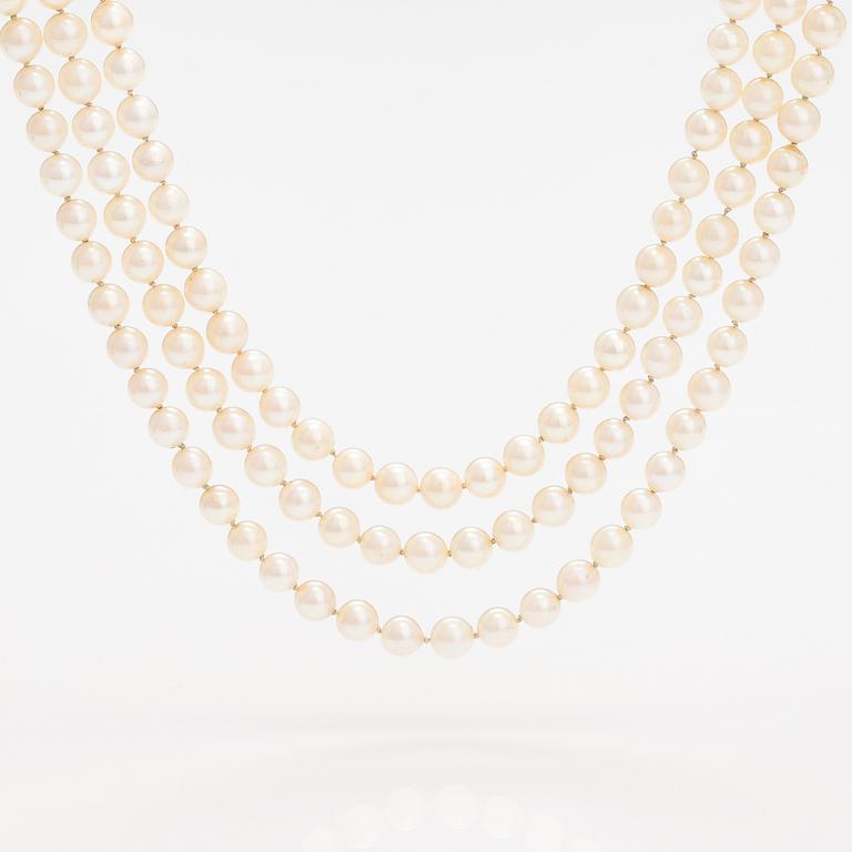 Helminauha, 3-rivinen, 17K kultaa, viljellyt helmet, 17K kultaa, aitoja ja synteettisiä safiireja.