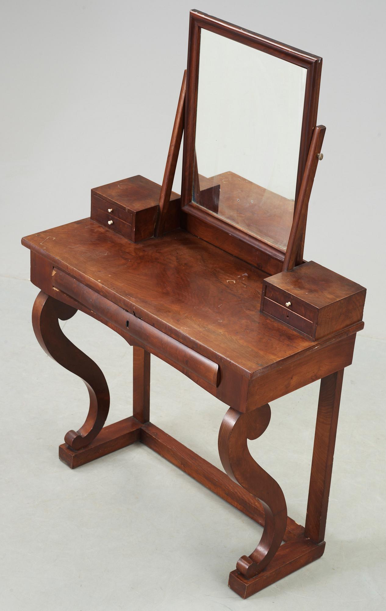 TOILETTEBORD, Karl-Johan, 1800-talets början.